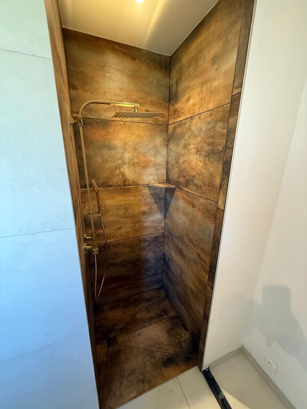 Douche à l'italienne effet métal corten, réalisation FDS Carrelage